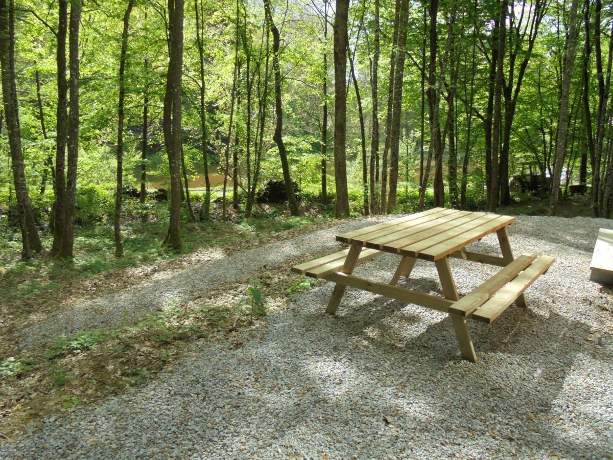 Gite Le Sous-Bois Cerfontaine Exterior foto